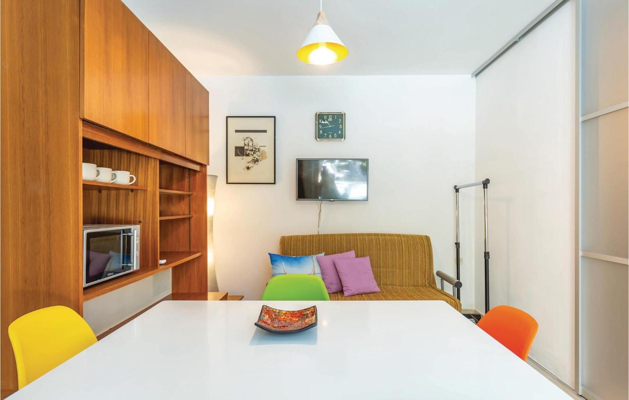 1 Bedroom Gorgeous Apartment In Makarska Esterno foto