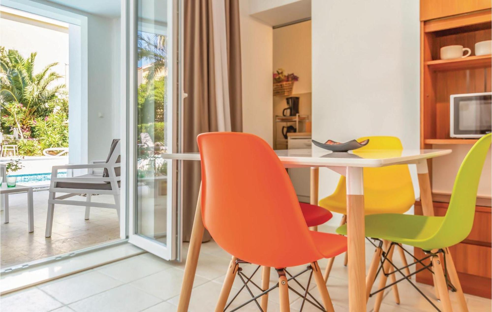 1 Bedroom Gorgeous Apartment In Makarska Esterno foto