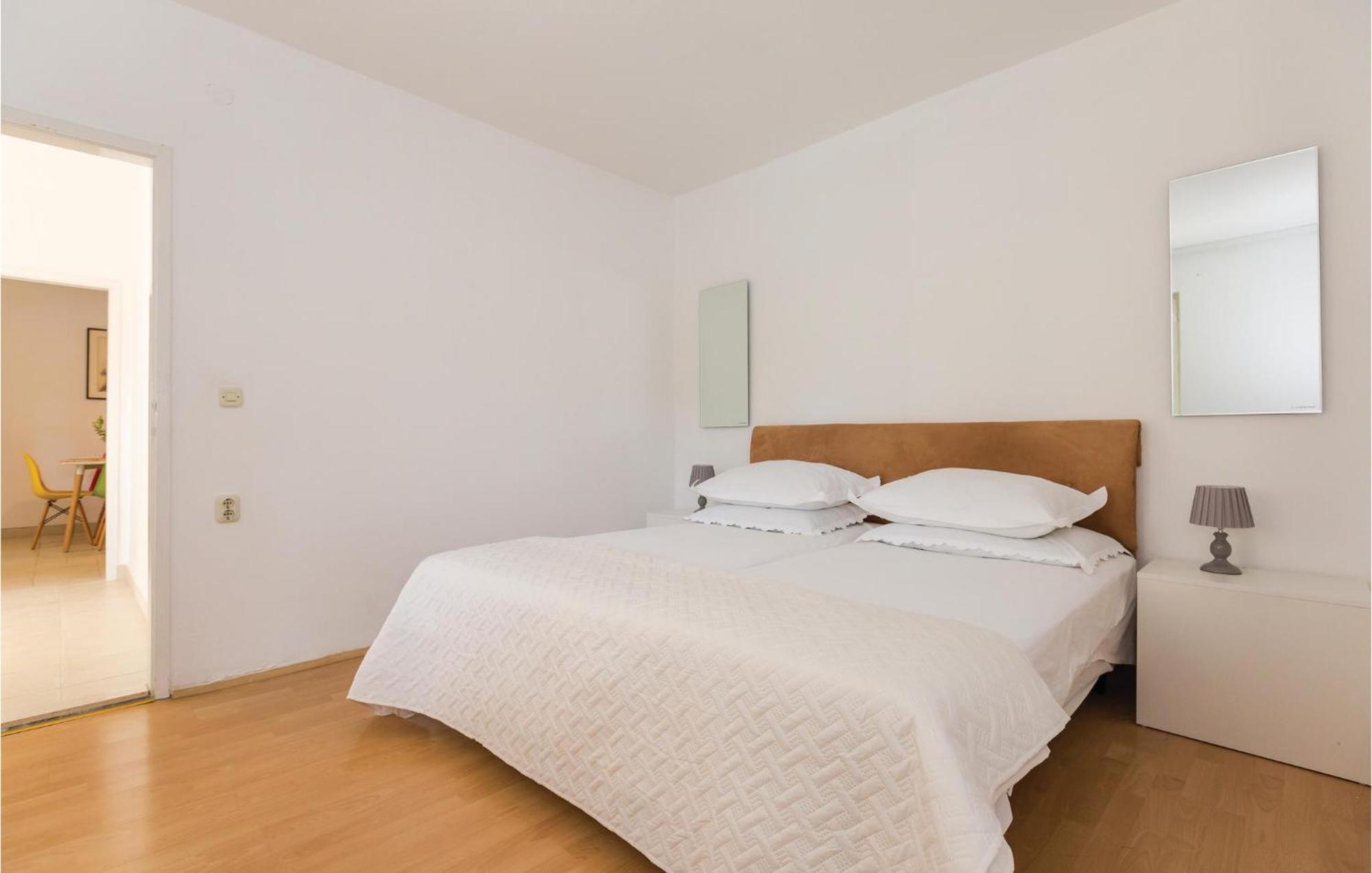 1 Bedroom Gorgeous Apartment In Makarska Esterno foto