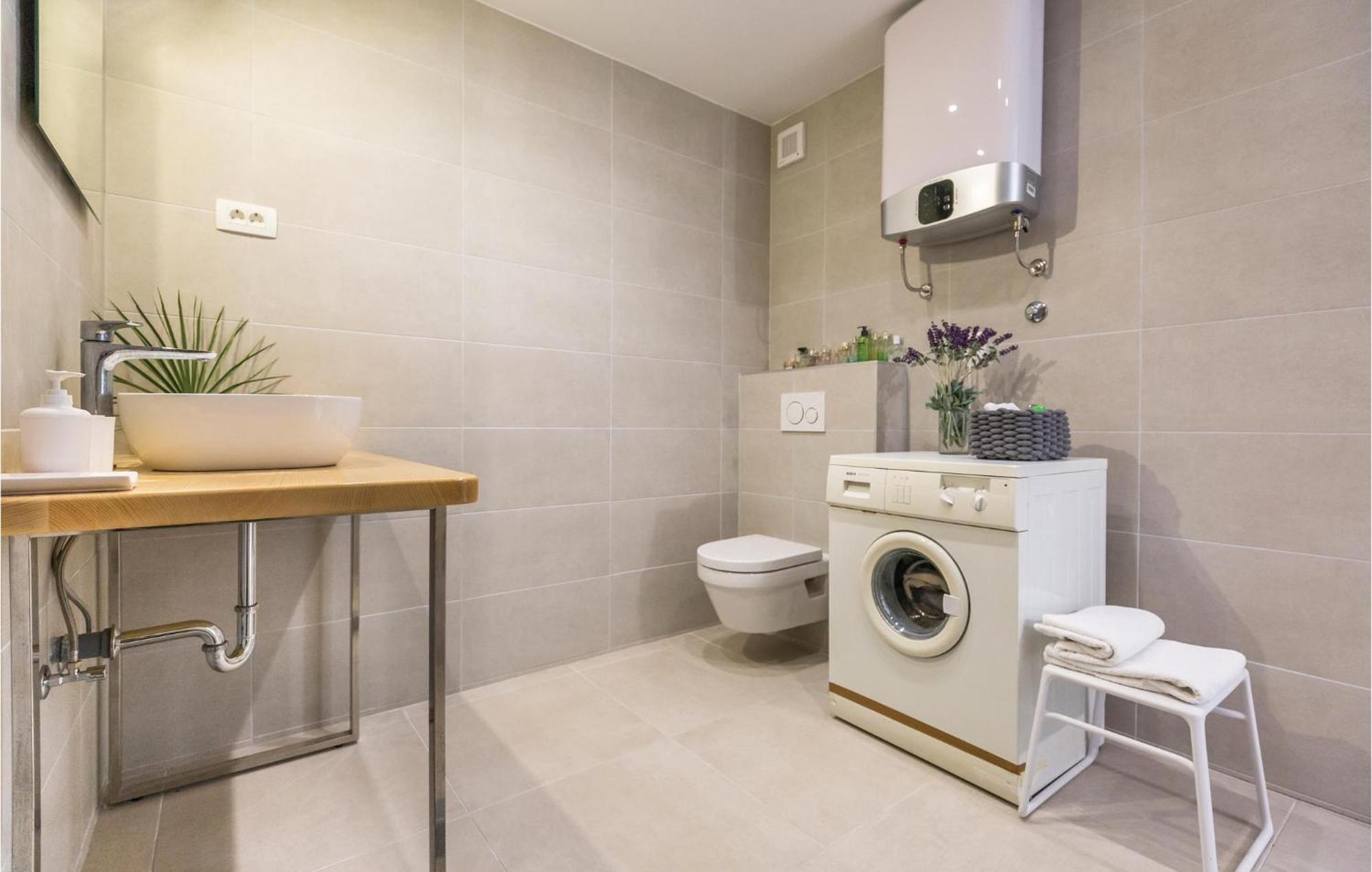 1 Bedroom Gorgeous Apartment In Makarska Esterno foto