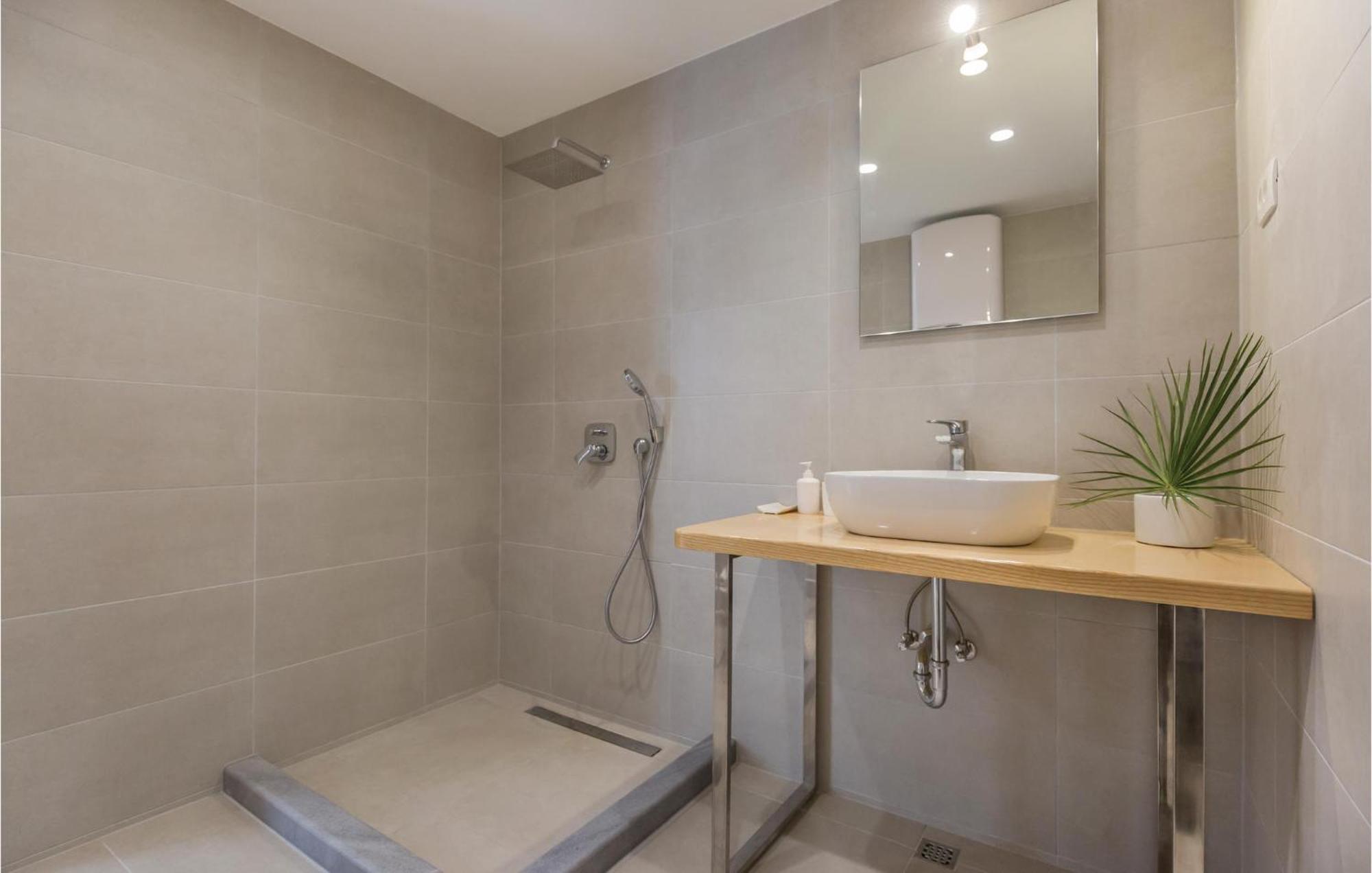 1 Bedroom Gorgeous Apartment In Makarska Esterno foto