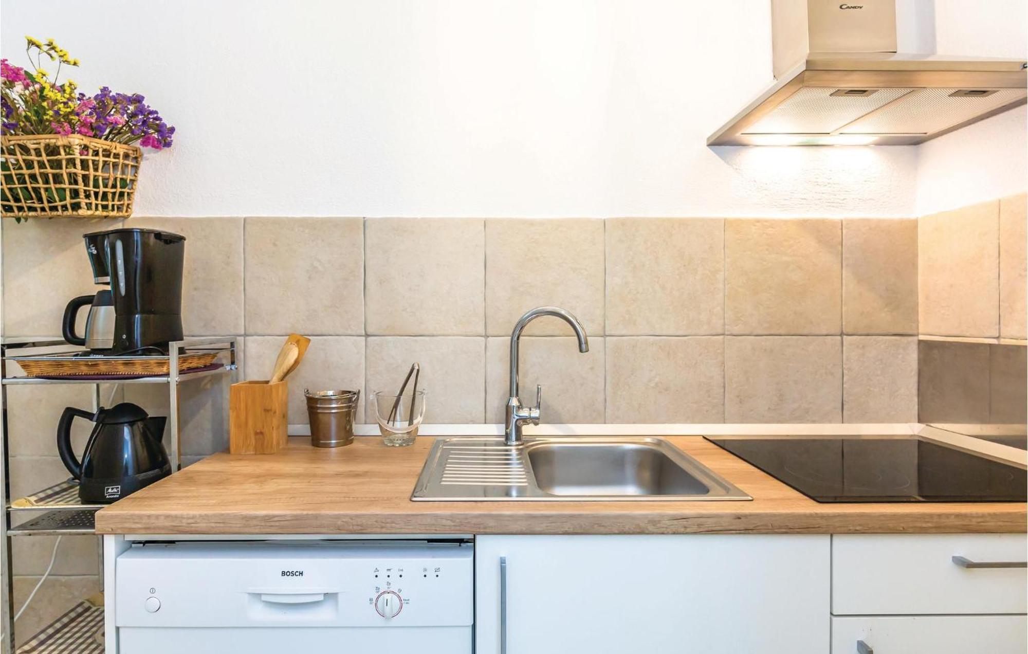 1 Bedroom Gorgeous Apartment In Makarska Esterno foto