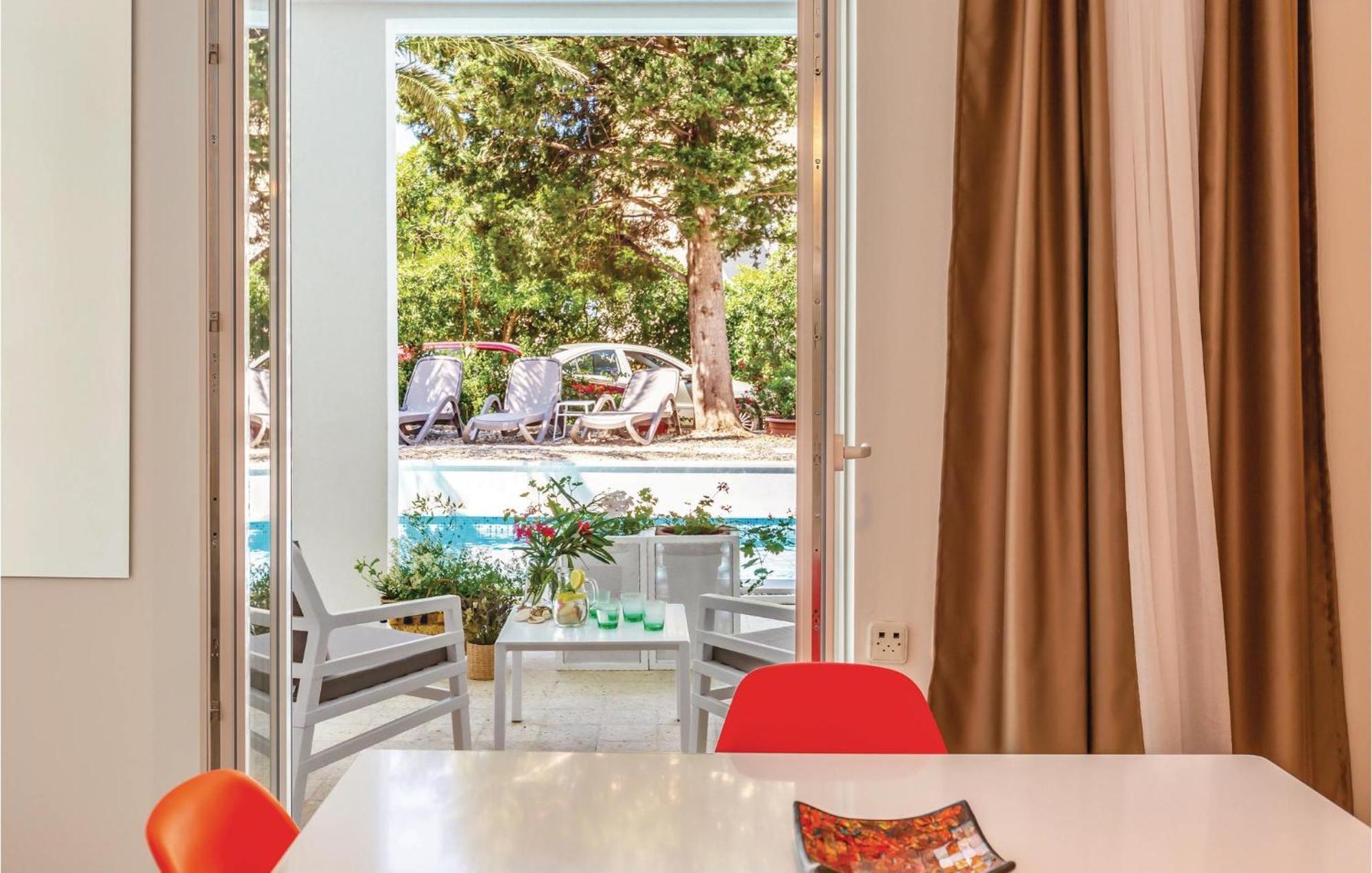 1 Bedroom Gorgeous Apartment In Makarska Esterno foto