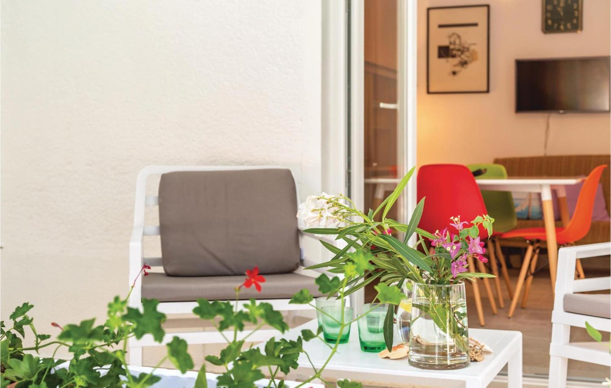 1 Bedroom Gorgeous Apartment In Makarska Esterno foto