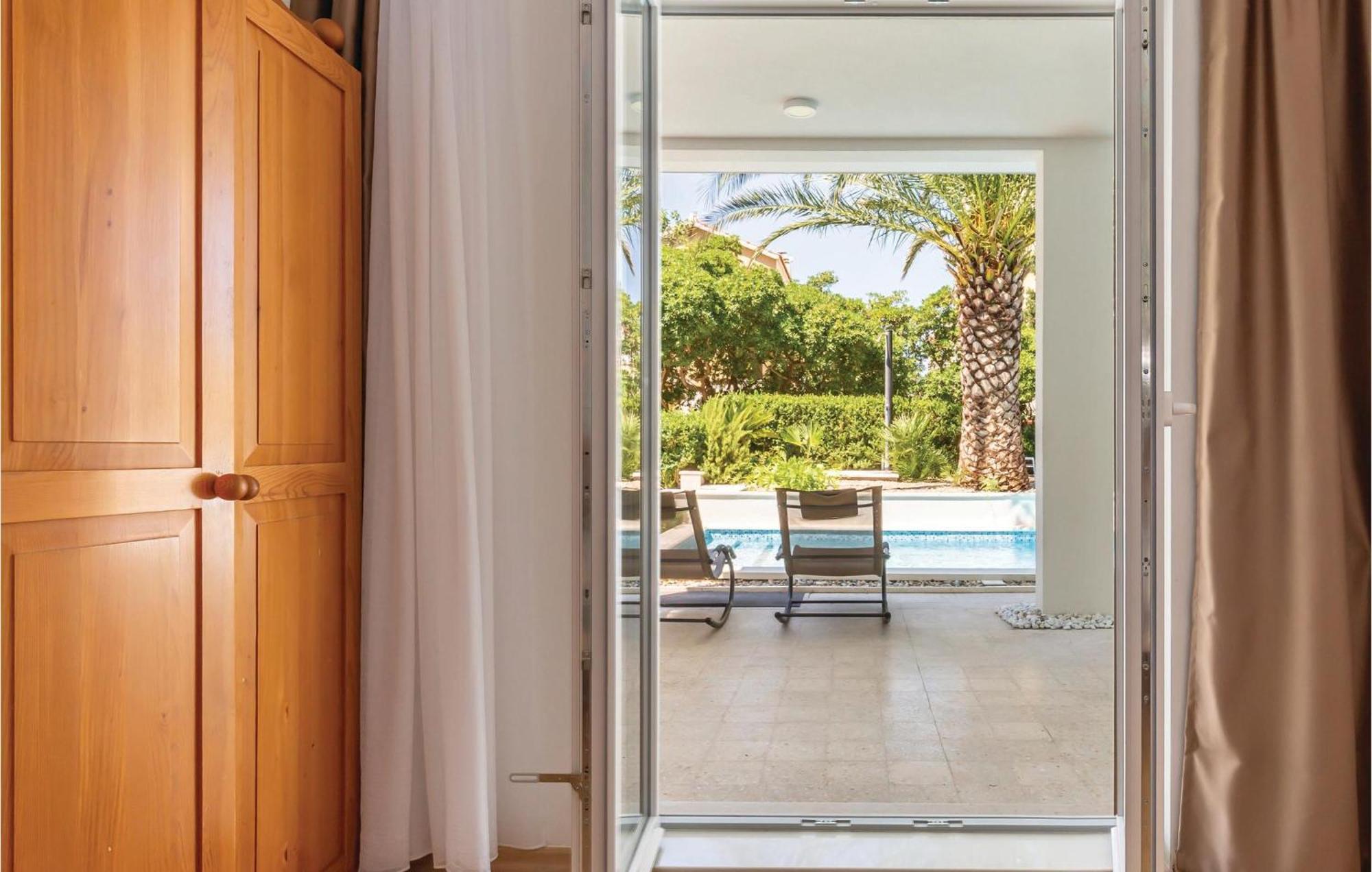 1 Bedroom Gorgeous Apartment In Makarska Esterno foto